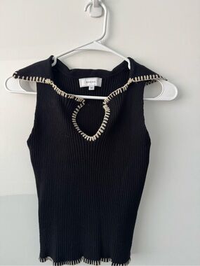 Rihoas Black Ribbed Sleeveless Sweater Top with Contrast Stitching
